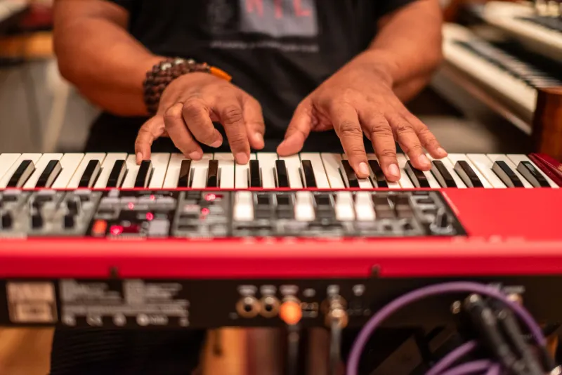 Sin sellos ni jefes: los artistas latinos que cambiaron las reglas del juego musical