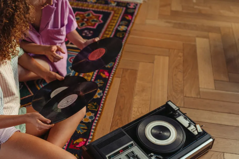 El bolero de la abuela suena en Spotify: cómo los artistas latinos están reviviendo los clásicos para una nueva generación