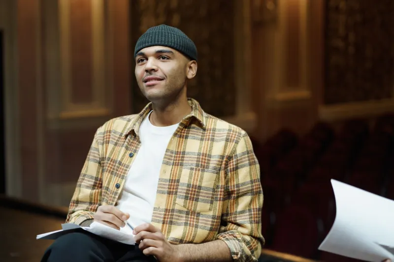Desde las calles hasta los focos de Broadway: la nueva generación de creadores latinos que está transformando el teatro musical