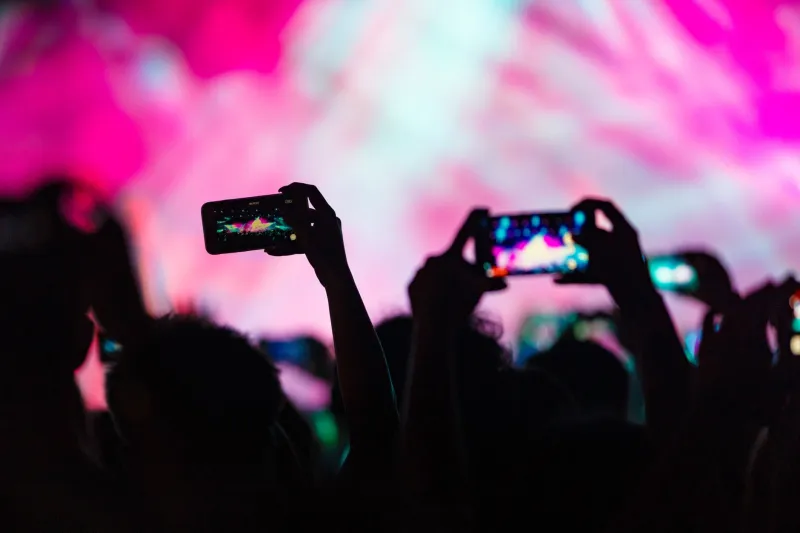 Los fans que se convirtieron en la discográfica: cómo los fandoms latinos están redibujando la industria musical