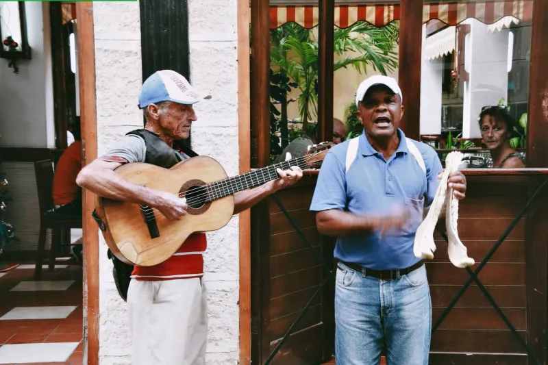 Lejos de casa, más latinos que nunca: cómo la distancia está forjando una nueva identidad musical