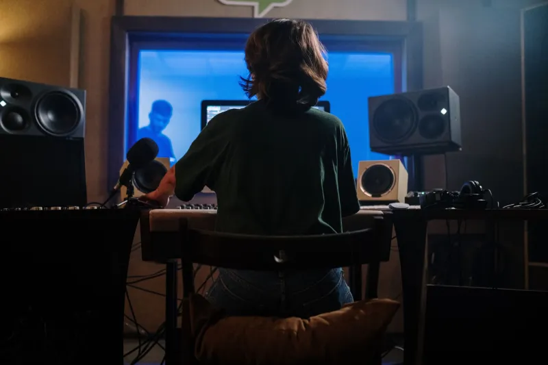 Detrás de los beats: las mujeres que están reescribiendo el reggaeton desde los estudios de grabación