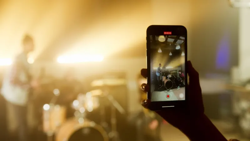 Un móvil, una canción y millones de seguidores: la revolución TikTok que está catapultando a artistas latinos al estrellato