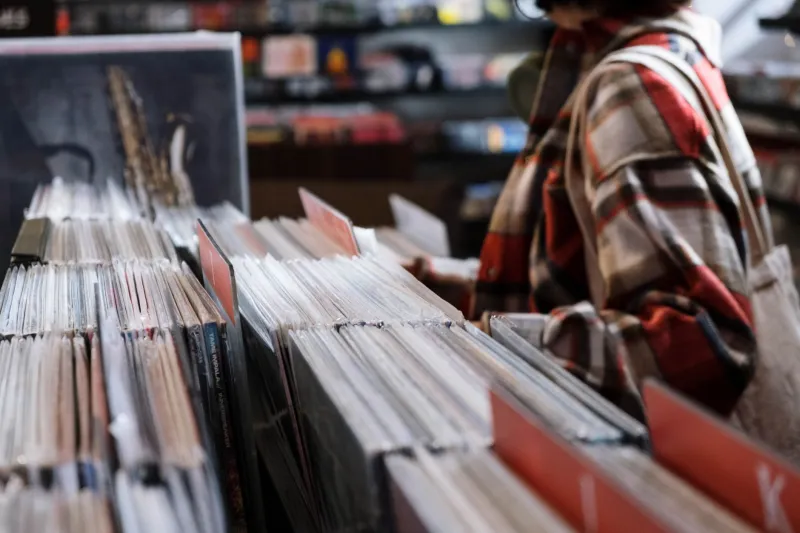 El disco de vinilo vuelve a girar: por qué los jóvenes latinos están eligiendo el ritual sobre el algoritmo